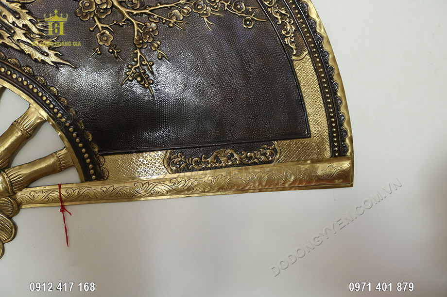 Khung ngo&agrave;i bằng sắt, gi&uacute;p tạo ra độ chắc chắn cho bức tranh